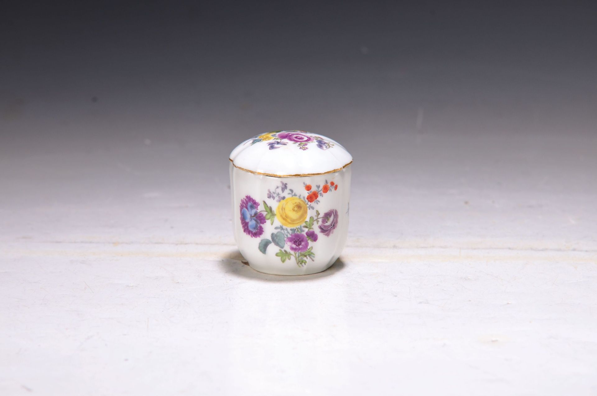 Kleine Deckeldose, Meissen, 18. Jh., Porzellan, - Bild 2 aus 4