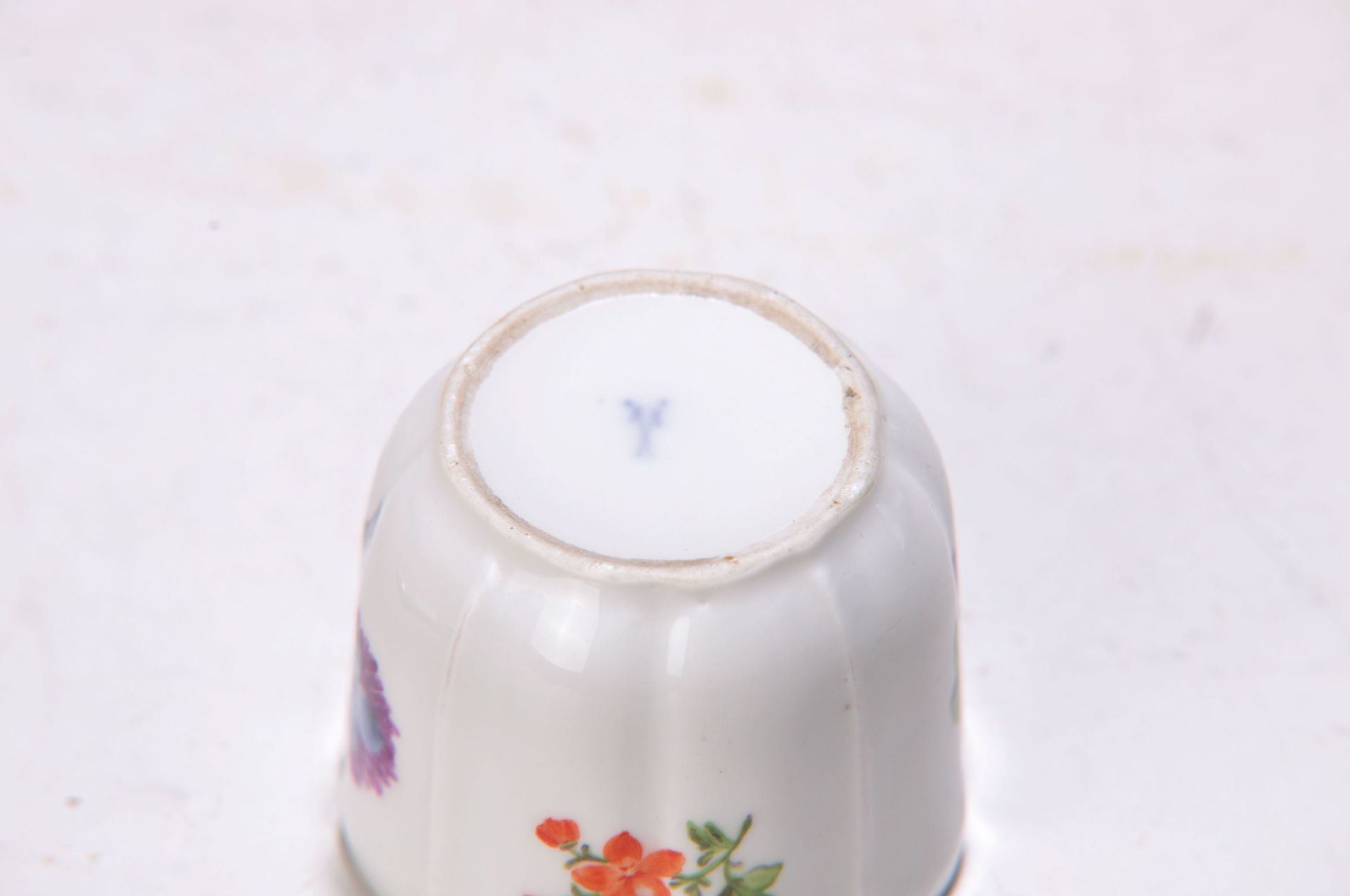 Kleine Deckeldose, Meissen, 18. Jh., Porzellan, - Bild 4 aus 4