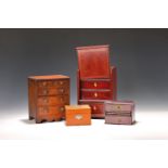 Zwei Modellmöbel, Sparkasse und kl. Schatulle, Ende 19.