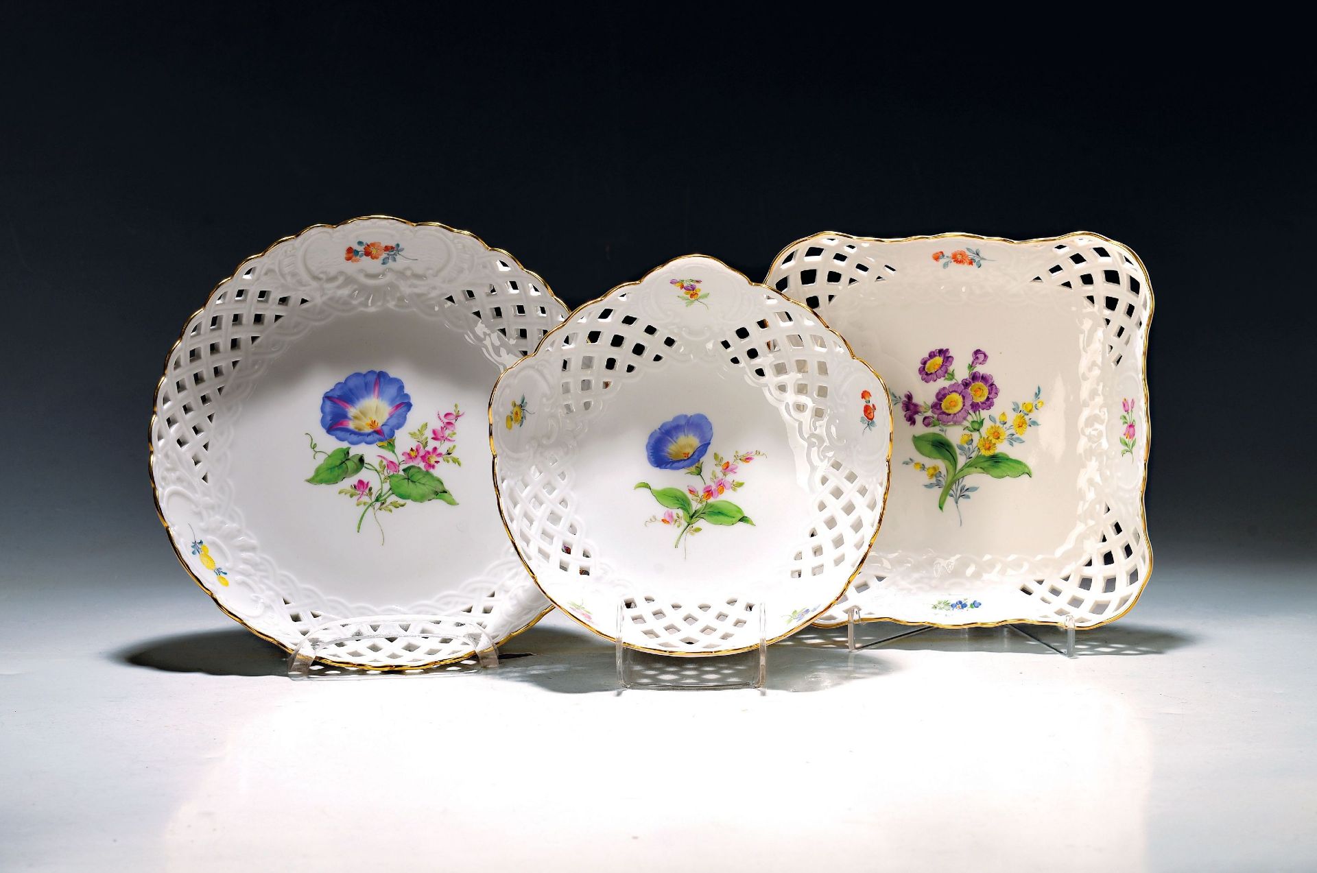 3 Korbschale, Meissen, 20. Jh., Blume 2, bemalt, Wandung
