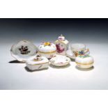 7 Porzellanstücke, Meissen, 20. Jh., Deckeldose mit