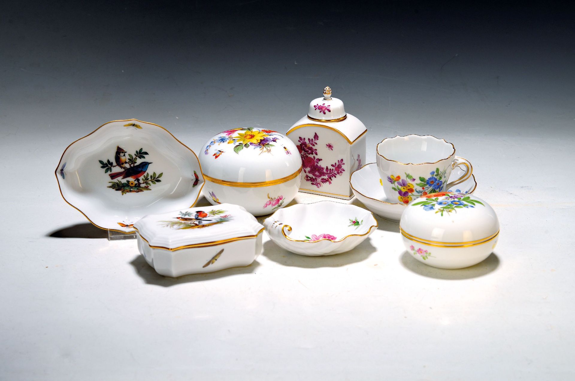 7 Porzellanstücke, Meissen, 20. Jh., Deckeldose mit