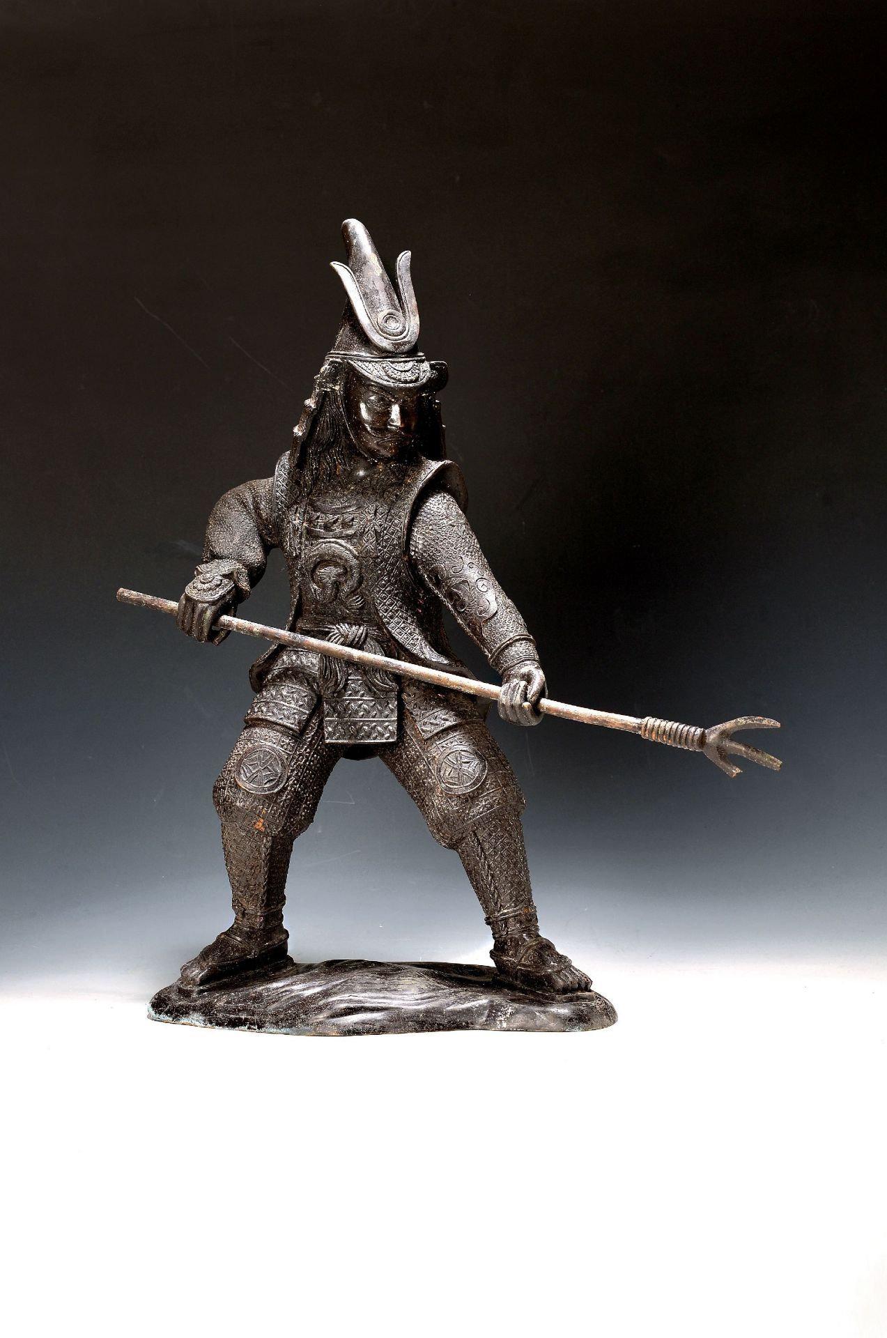 Große Skulptur eines Samurai, Japan, 20.Jh.,