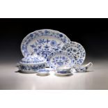 Umfangreiches Tafelservice, Meissen, Zwiebelmuster, 20.