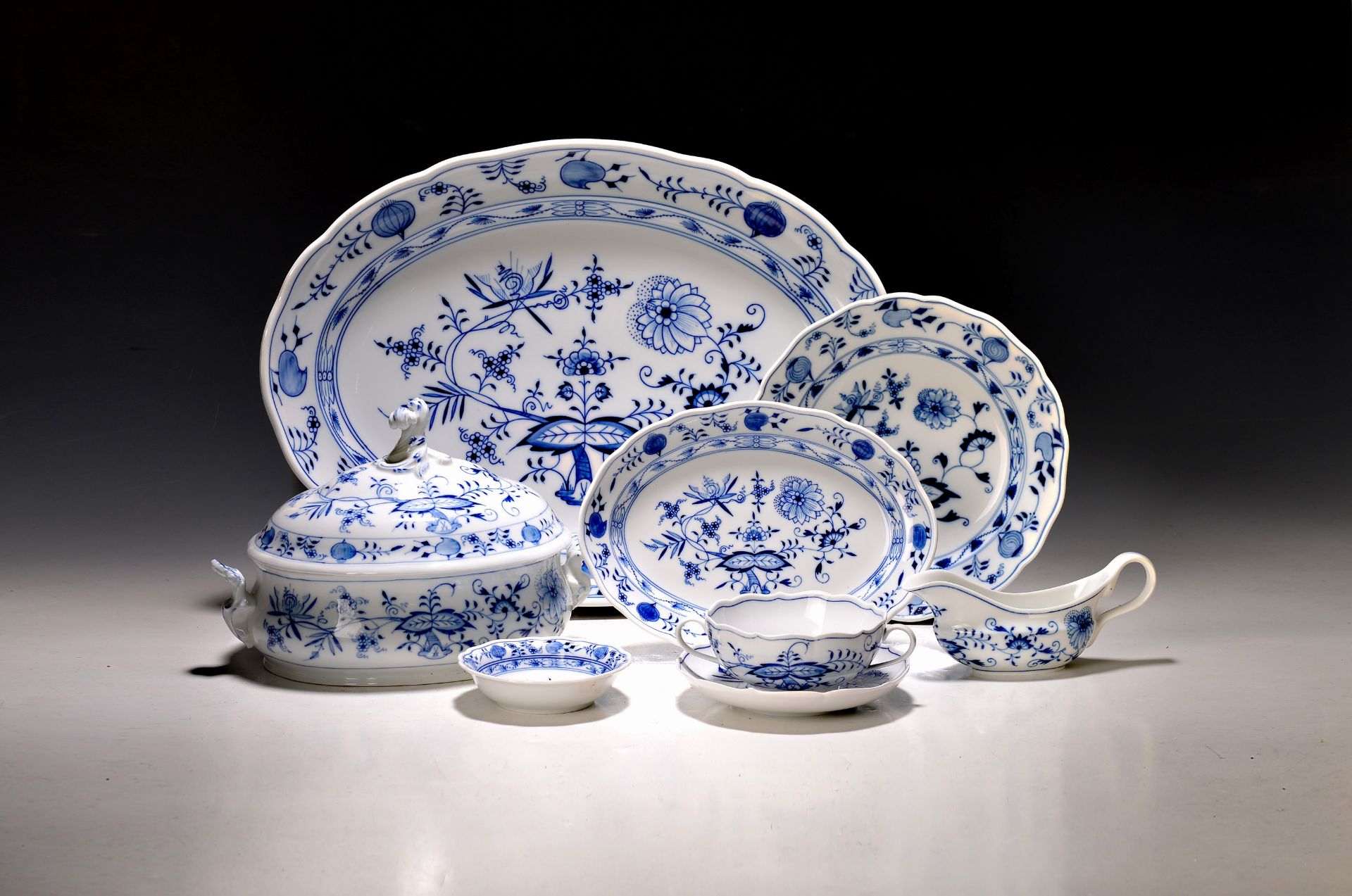 Umfangreiches Tafelservice, Meissen, Zwiebelmuster, 20.
