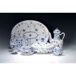 Service, Royal Copenhagen, Musselmalet, meist Halbspitze: