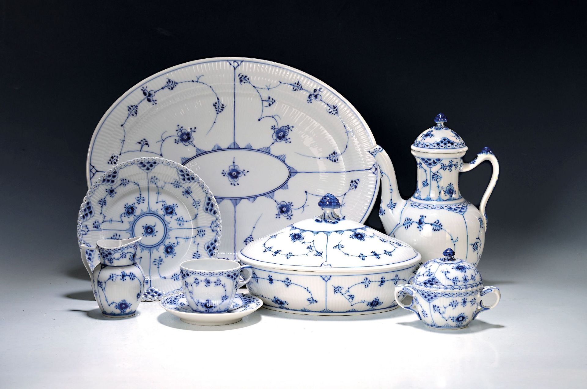 Service, Royal Copenhagen, Musselmalet, meist Halbspitze: