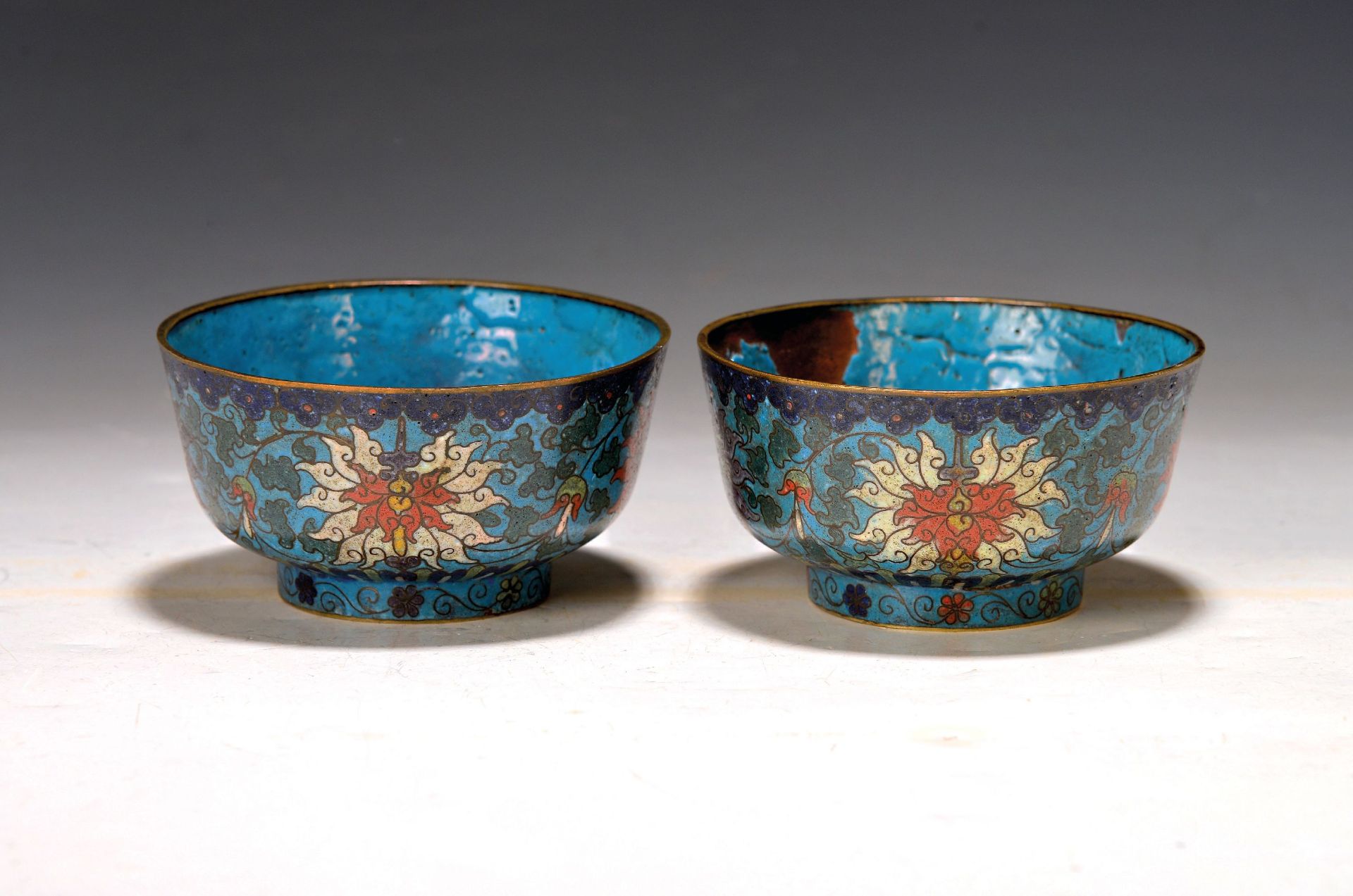 Zwei Cloisonne-Schalen, China um 1880/90, blaugrundig mit