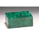 Deckeldose aus Malachit, neuzeitlich, ca. 5x15.5x10.5cm,