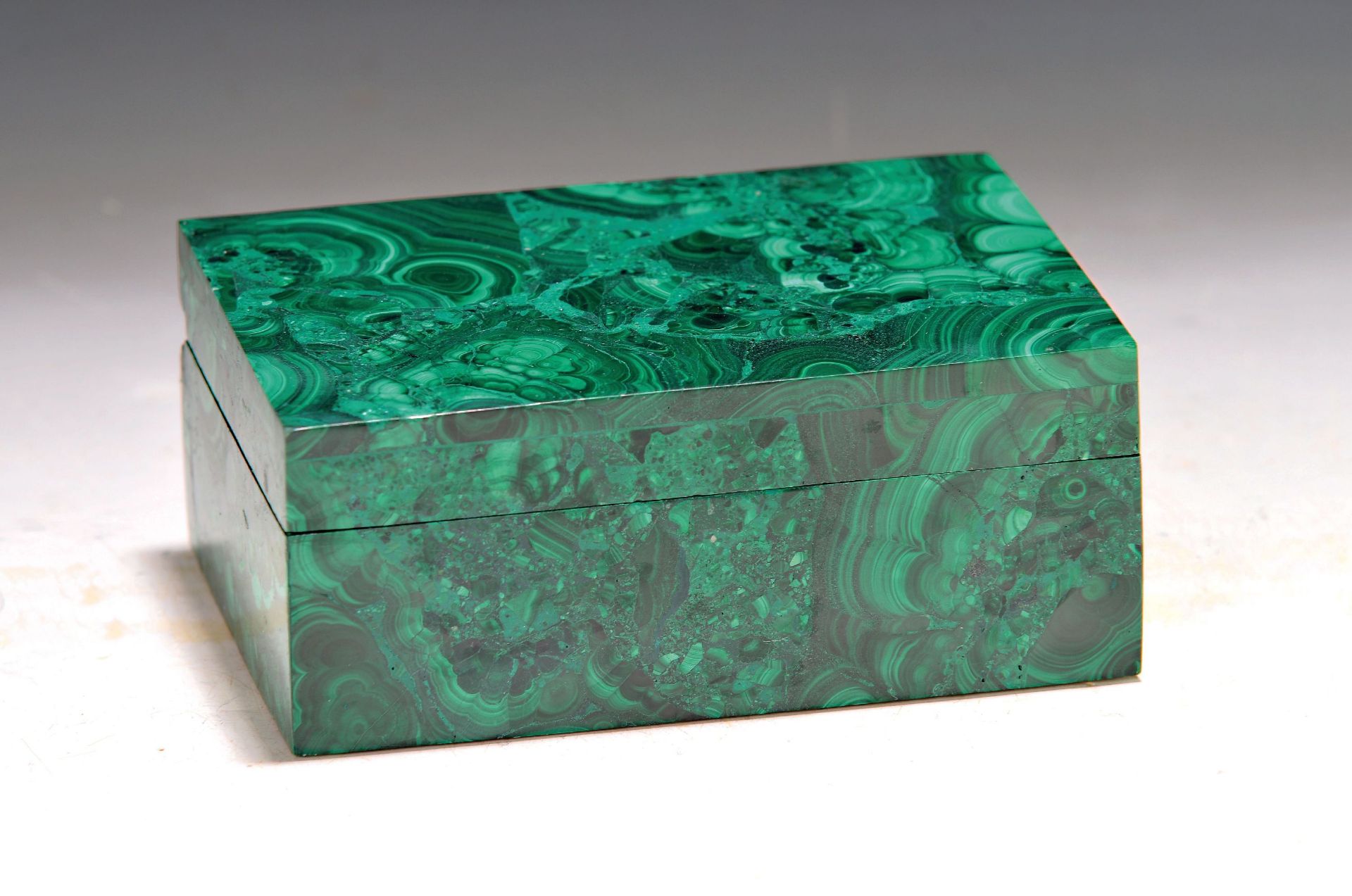 Deckeldose aus Malachit, neuzeitlich, ca. 5x15.5x10.5cm,