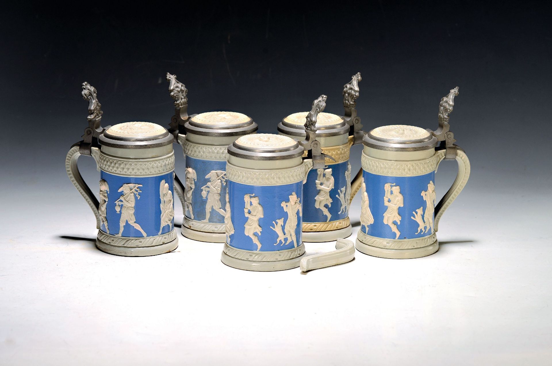 5 Mettlach-Krüge, Villeroy & Boch, Anfang 20. Jh.,