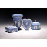 4 Teile Porzellan, Wedgwood England, 20. Jh., sog. Jasper