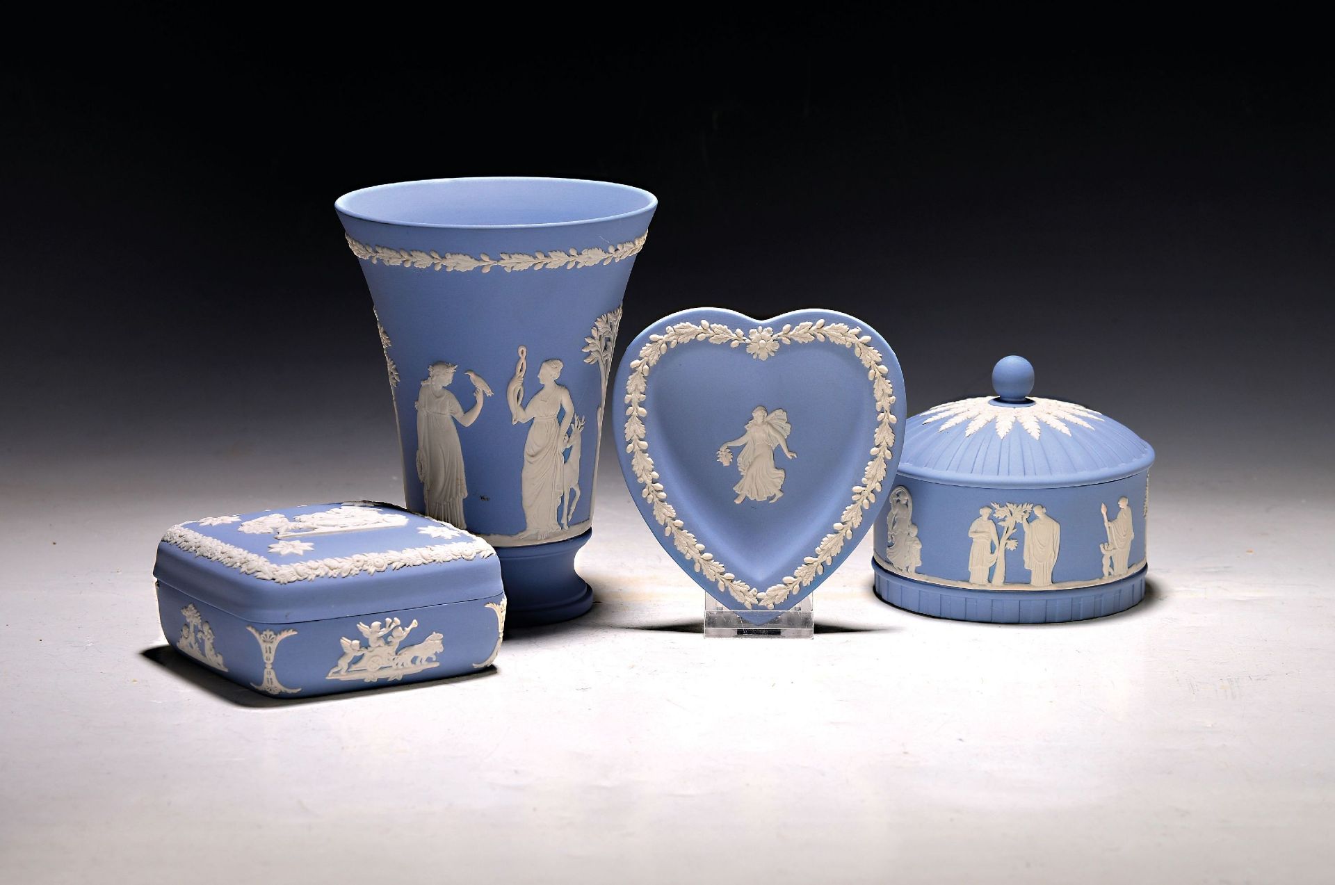 4 Teile Porzellan, Wedgwood England, 20. Jh., sog. Jasper