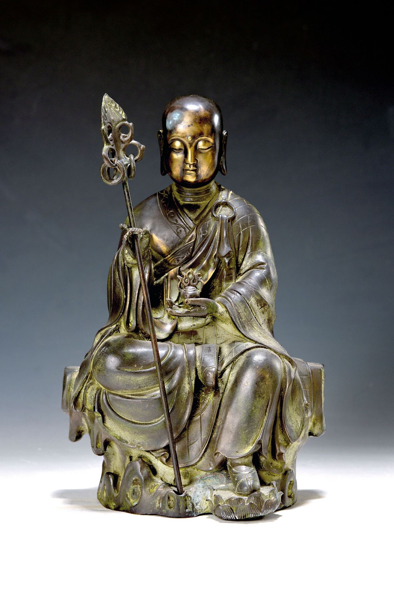 Ksitgarbha-Bodhisattva, China, 20. Jh., die Gottheit sitzt