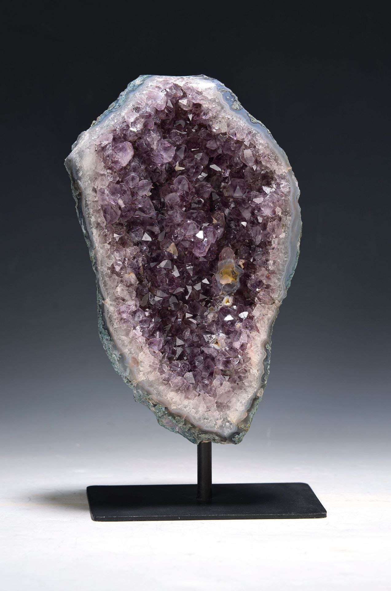 Amethystdruse auf Ständer mit Calcit, Brasilien , 2.8 kg,