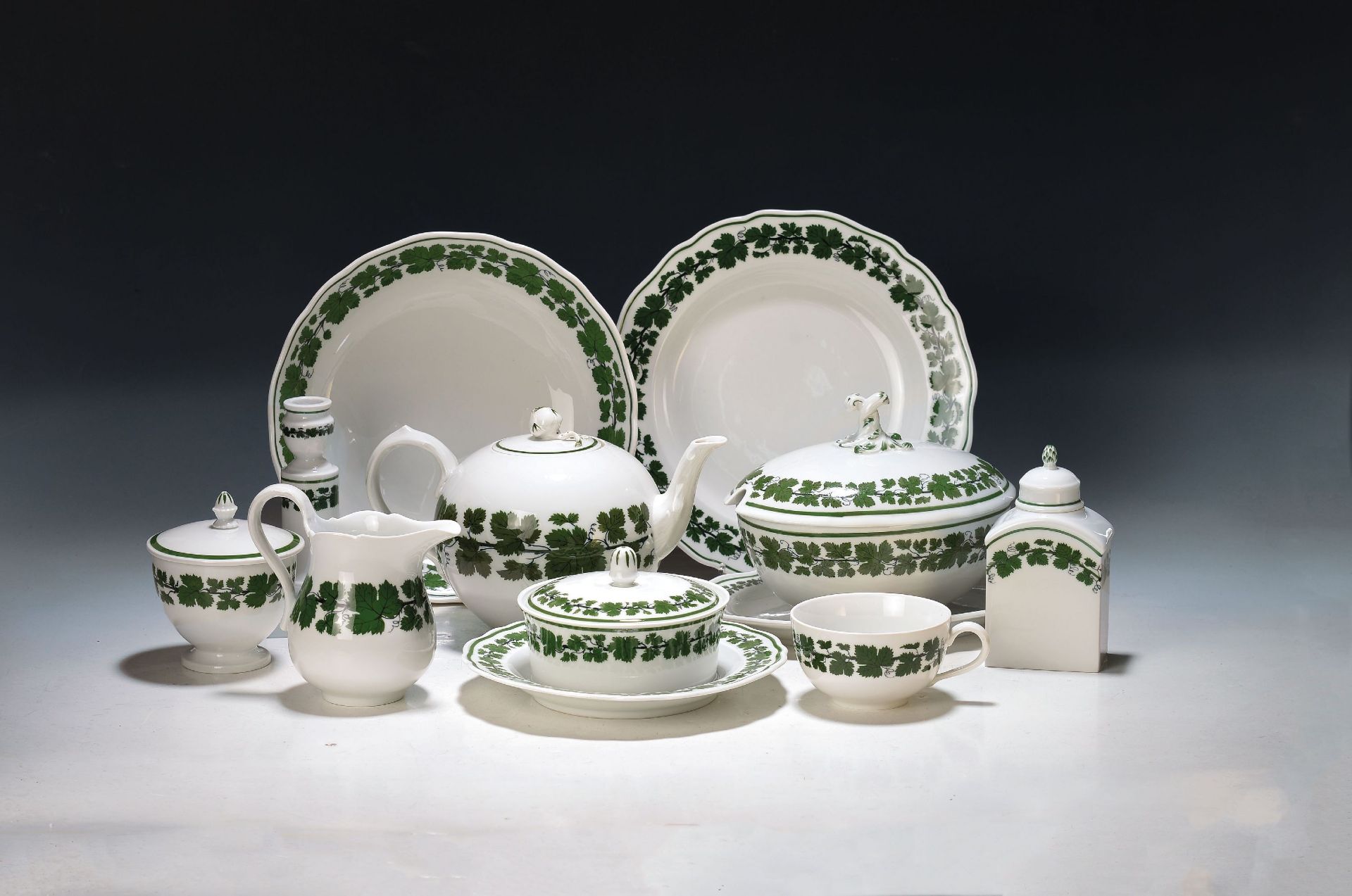 Speise- und Teeservice, voller grüner Weinkranz, Meissen,