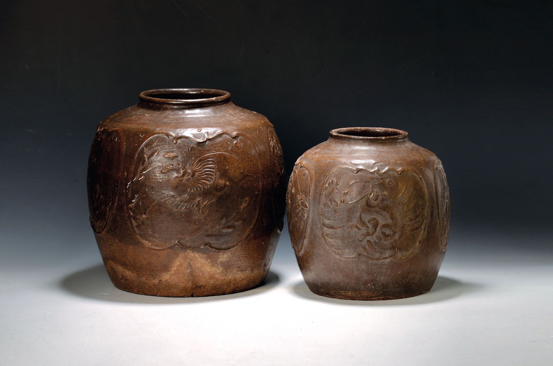 2 Vorratsgefäße, China, 19. Jh., Steinzeug, reliefierter