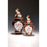 Zwei Deckelvasen, Herend, 20. Jh., braungrundig, mit