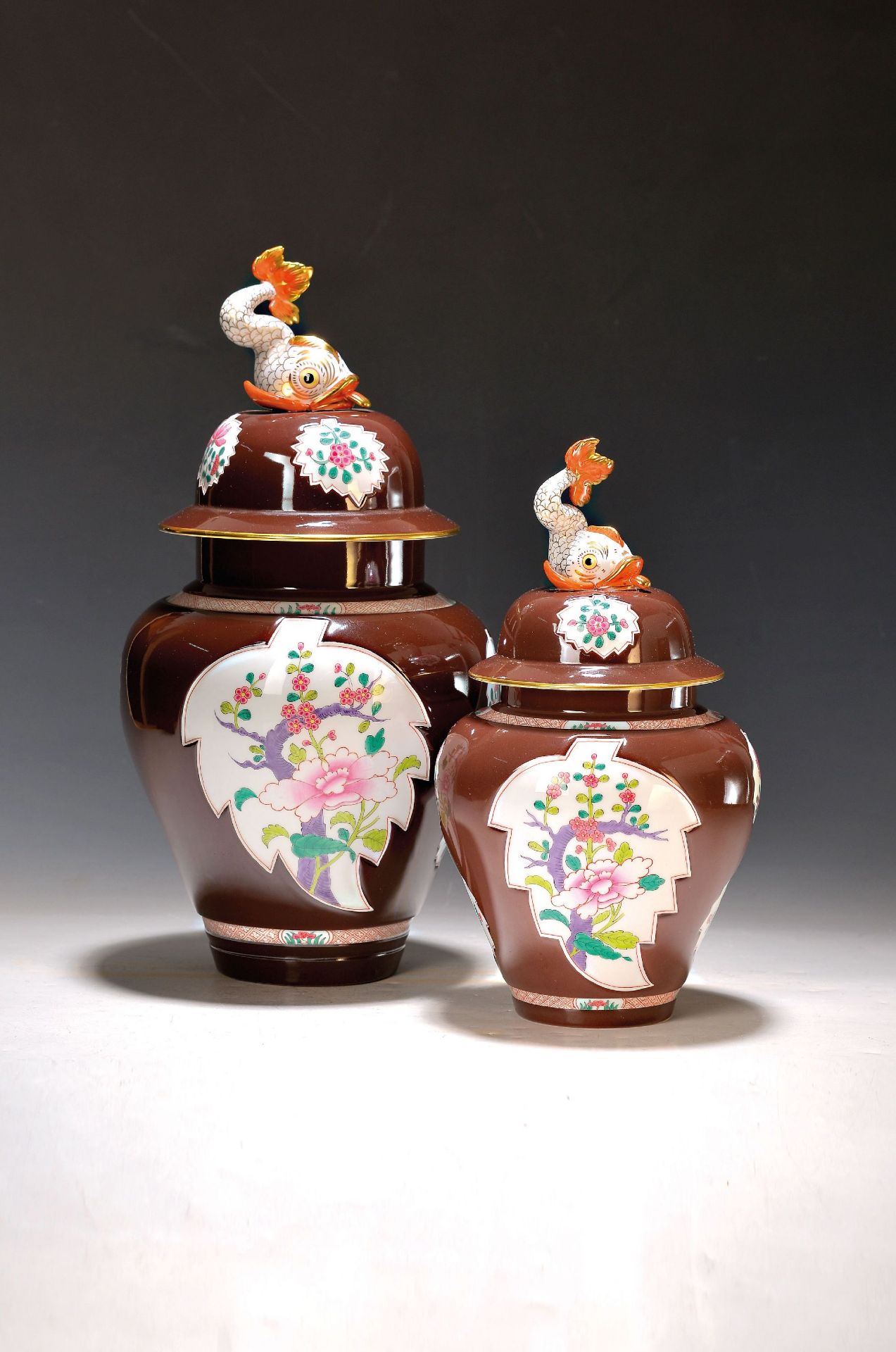 Zwei Deckelvasen, Herend, 20. Jh., braungrundig, mit