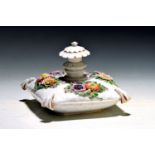 Parfumflakon in Kissenform, Meissen, 19. Jh., Porzellan,