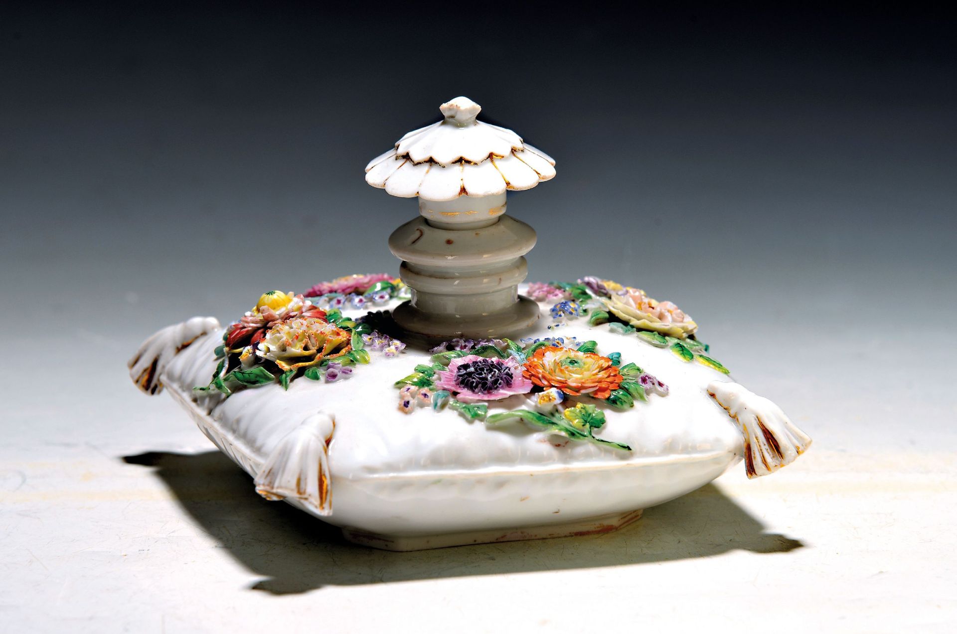 Parfumflakon in Kissenform, Meissen, 19. Jh., Porzellan,