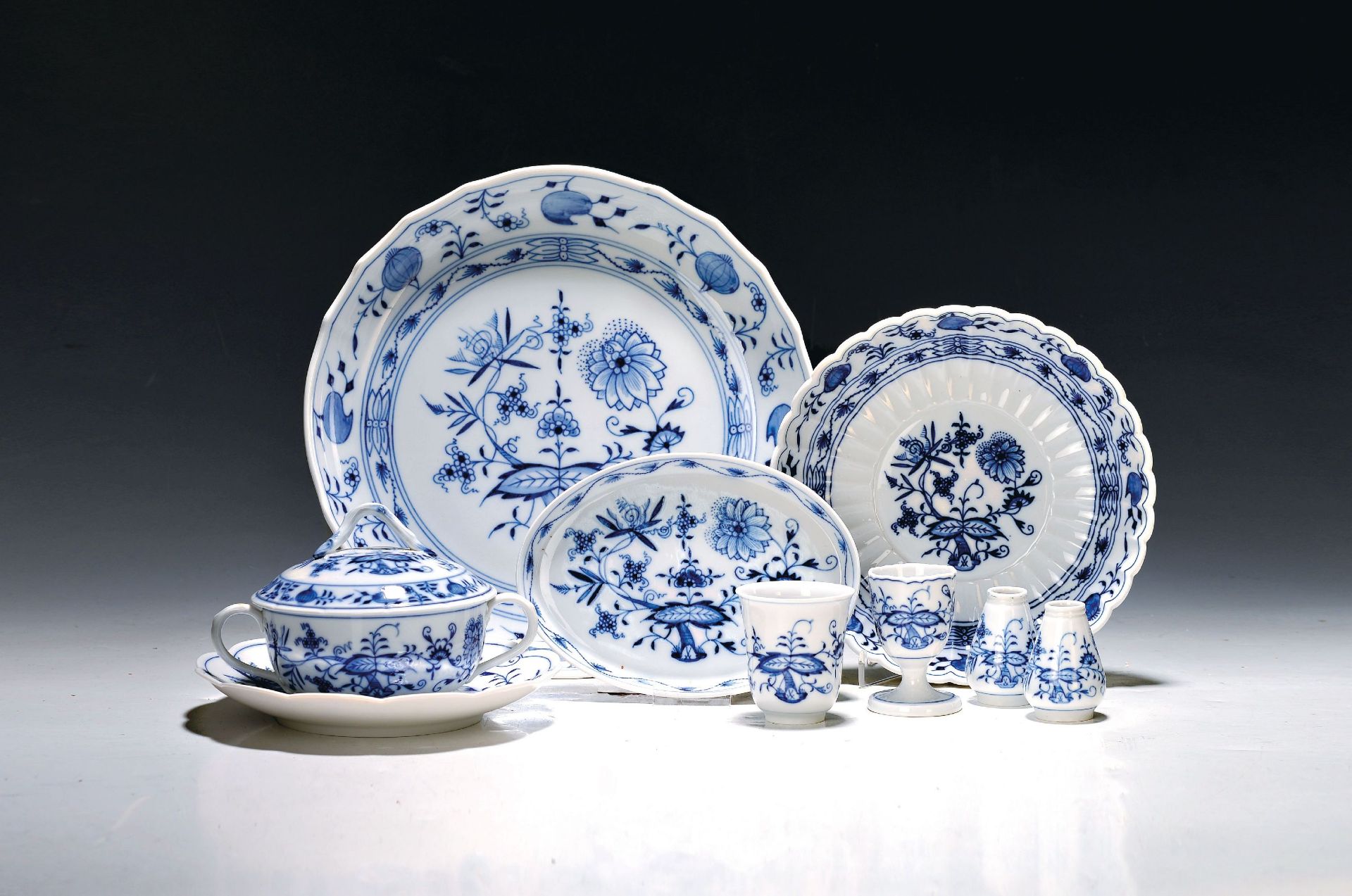 37 Teile Meissen, Zwiebelmuster, 20.Jh., z.T. 2. Wahl: 6