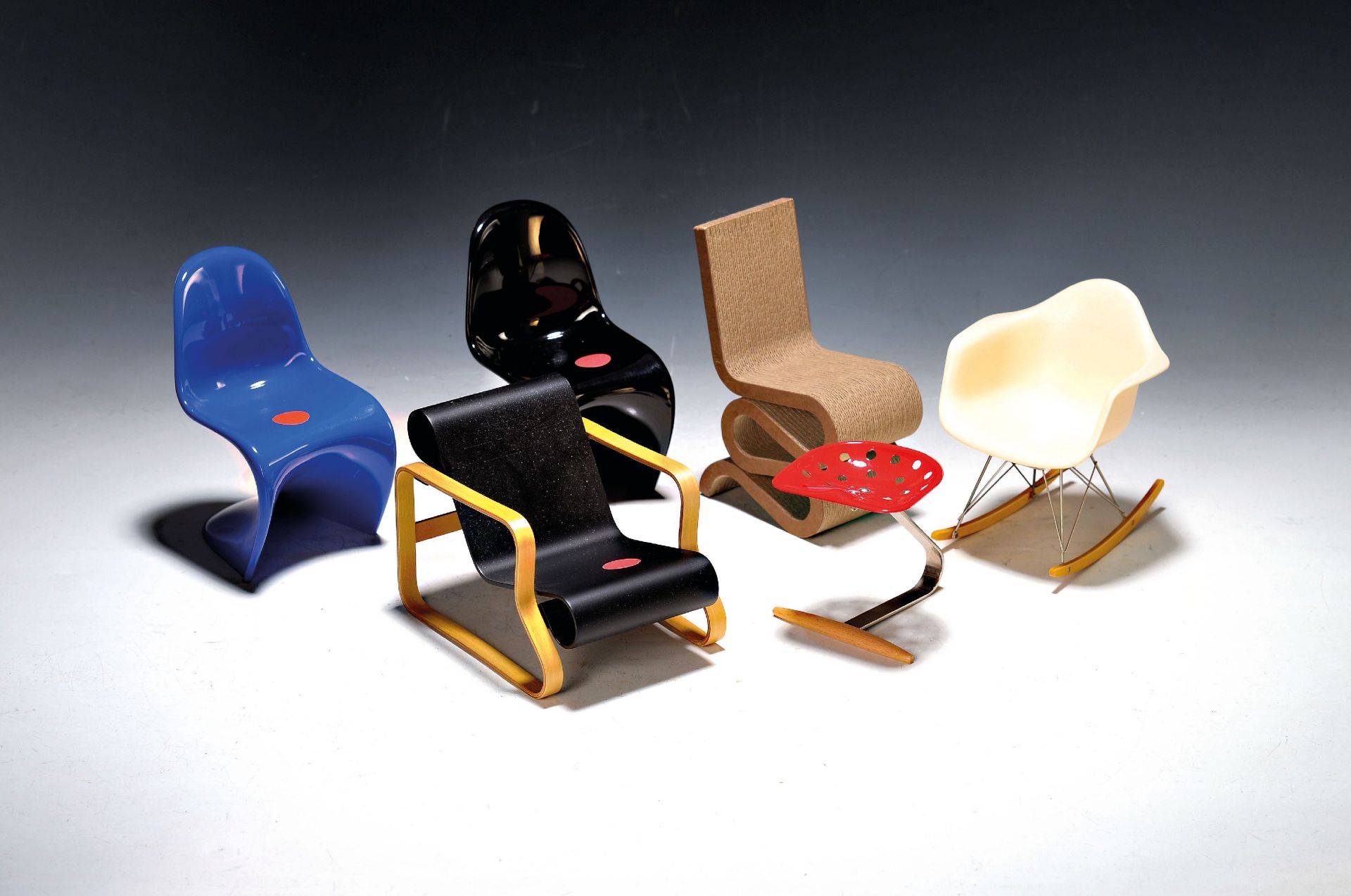 5 Vitra-Miniaturmodelle von Design-Stühlen, Vitra Design