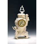 Porzellanpendule, um 1900, Porzellangehäuse flankiert von