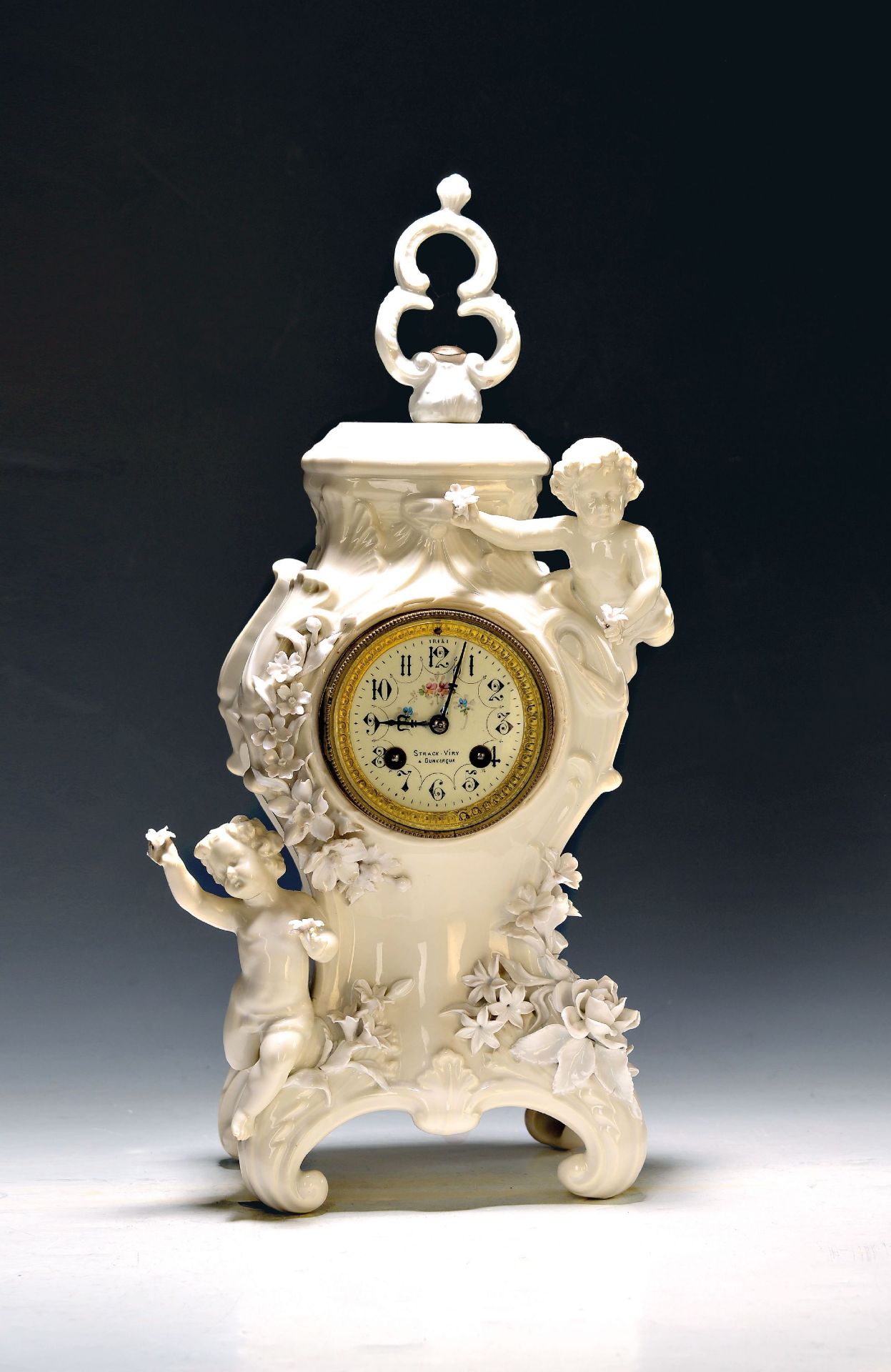 Porzellanpendule, um 1900, Porzellangehäuse flankiert von