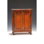 Modellschrank/Puppenmöbel, 19. Jh., Nussbaum massiv,