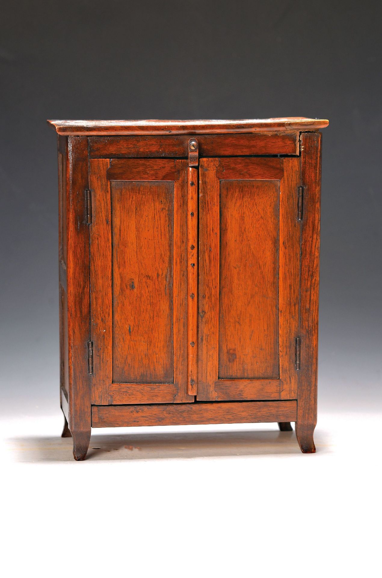 Modellschrank/Puppenmöbel, 19. Jh., Nussbaum massiv,