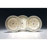 3 Dessertteller, Wien, 18. Jh., Rand in Durchbrucharbeit,