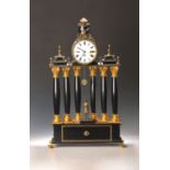 Portaluhr, um 1830/40, schwarz gelackt, vergoldete Basen