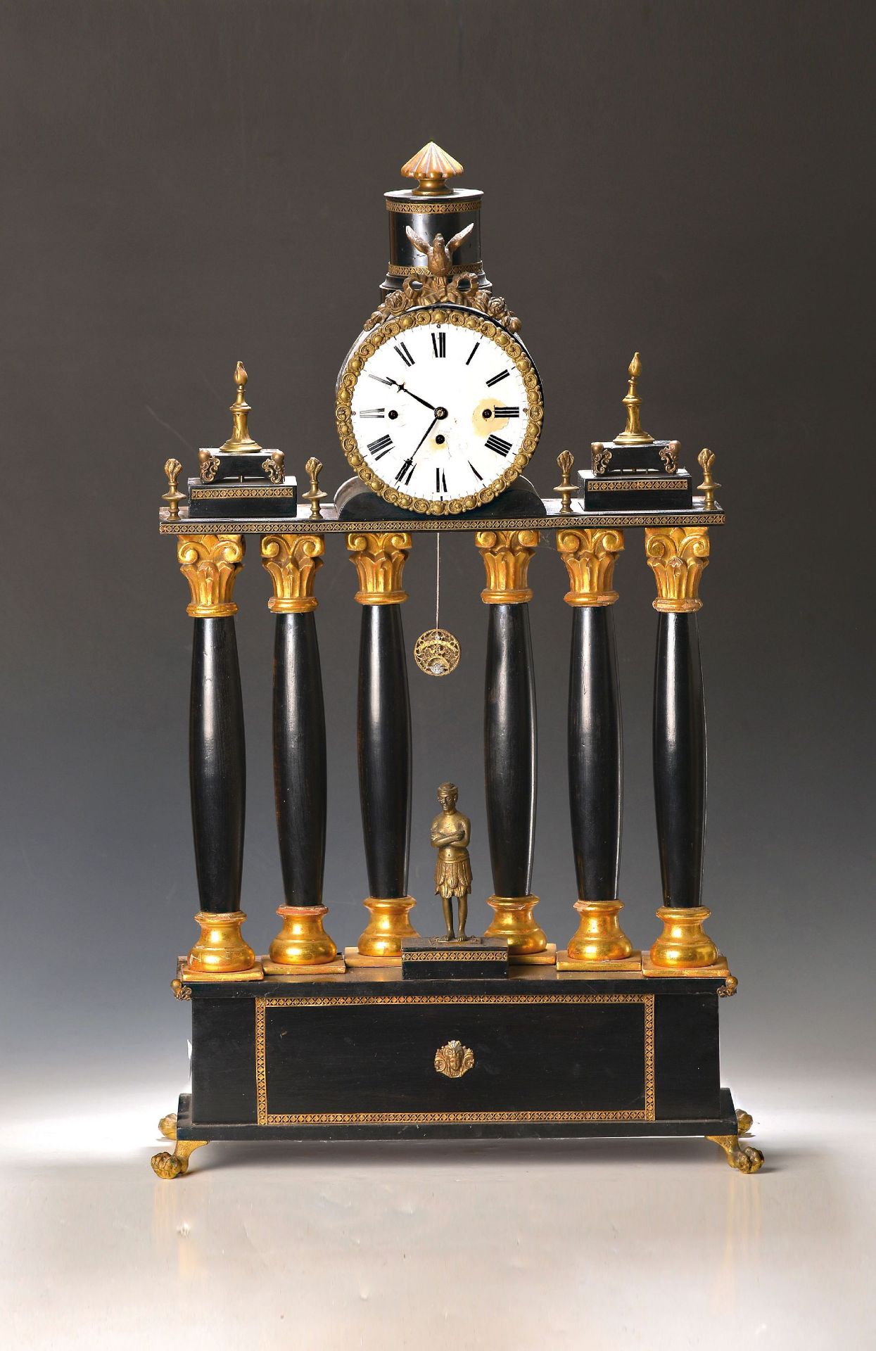 Portaluhr, um 1830/40, schwarz gelackt, vergoldete Basen