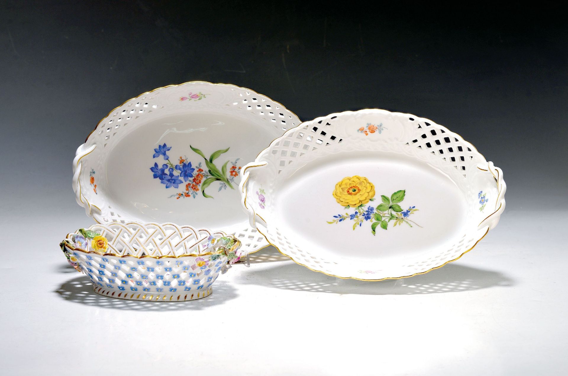 3 Korbschalen, Meissen, 20. Jh., Blume 2, bemalt, Wandung