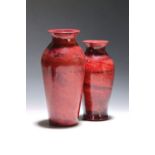 Zwei Vasen, sog. rotes Steinglas, Böhmen, wohl