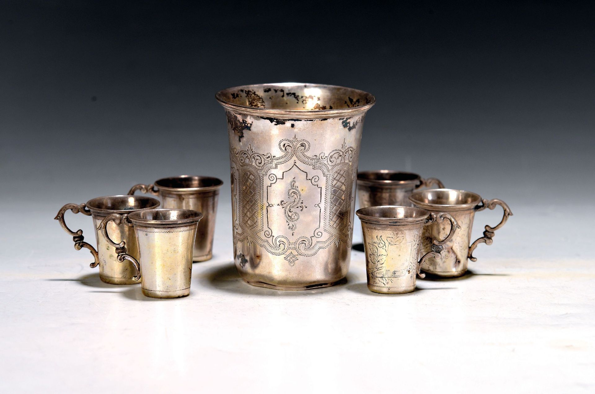 6 Schnapsbecher und ein Becher, Österreich, 1867-72,