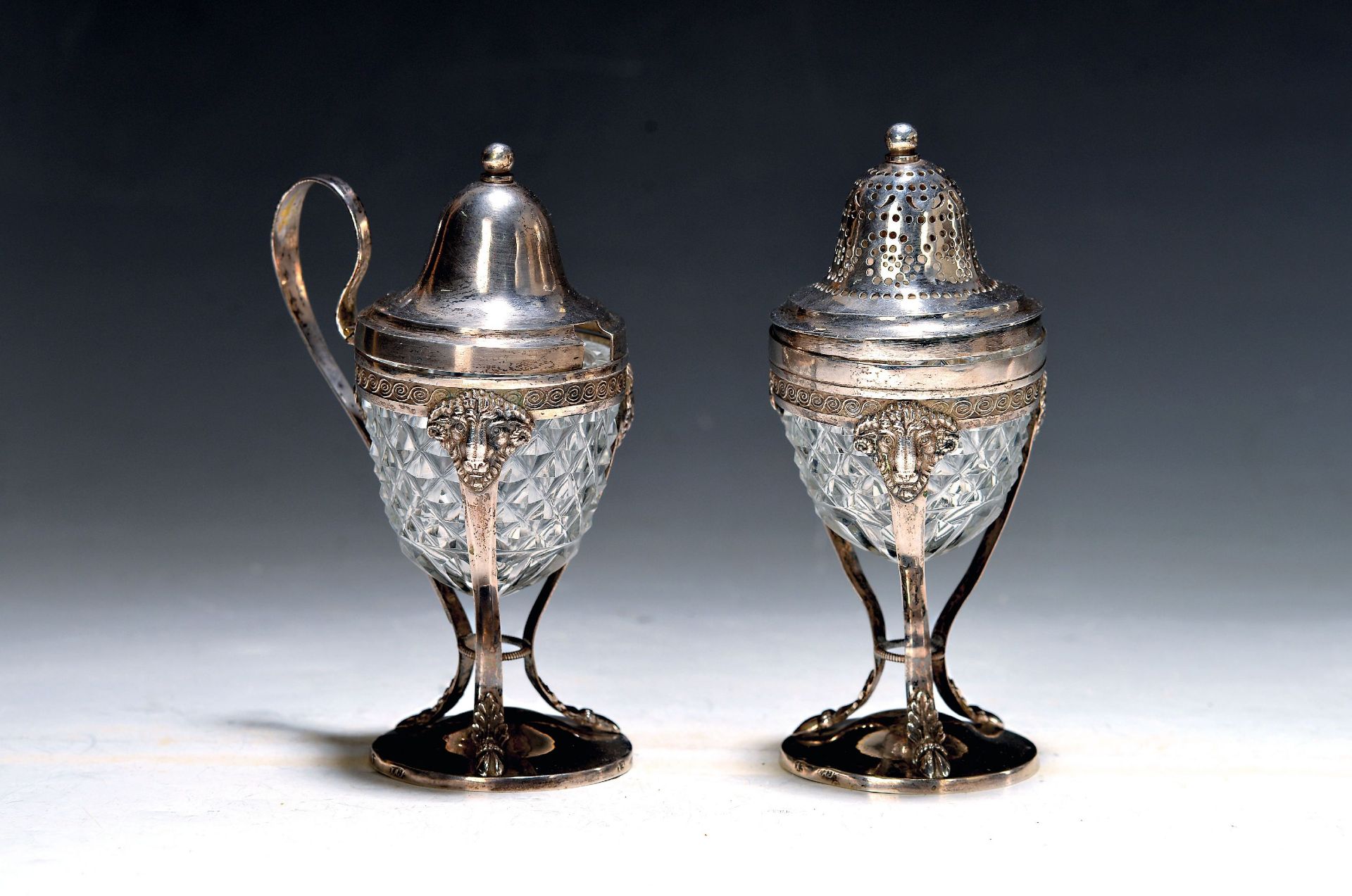 Salzstreuer und Bügelgefäß für Kaviar, deutsch, um 1800,