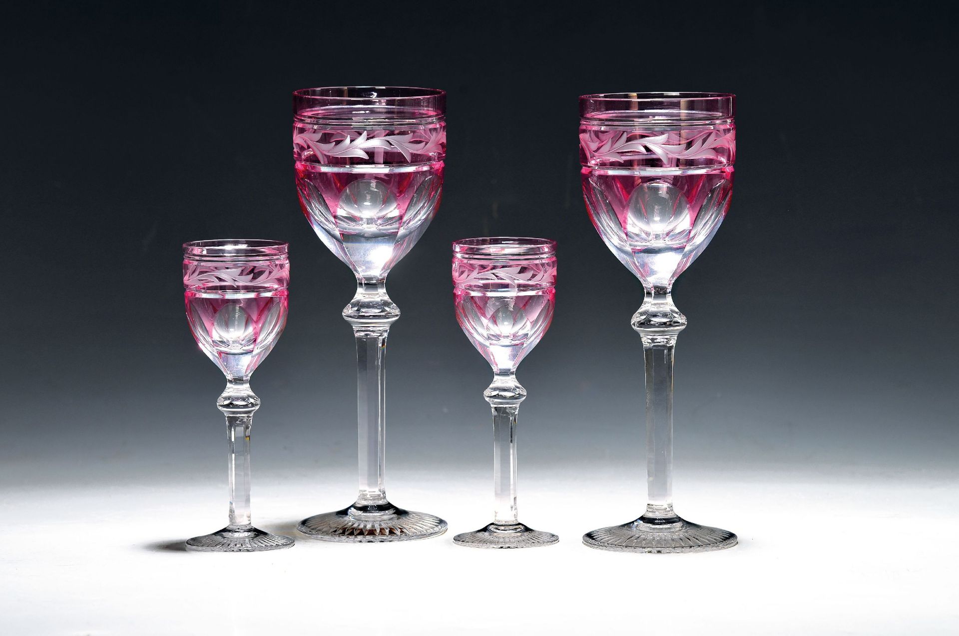 12 Wein- und 12 Likörgläser, wohl Val St. Lambert, 1920er