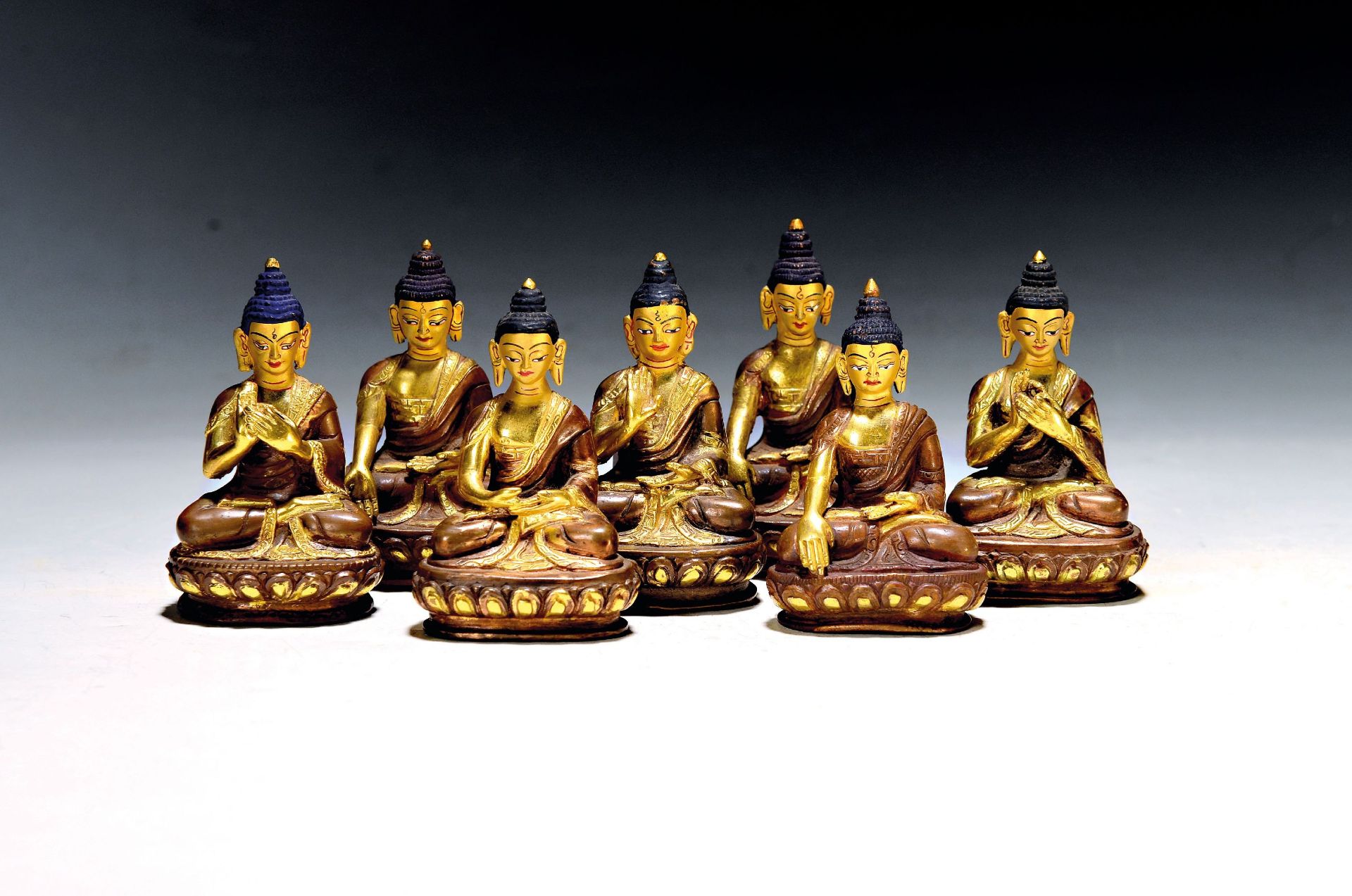 Sieben Amitabha-Buddhas, wohl Nepal, 20. Jh., Messing,