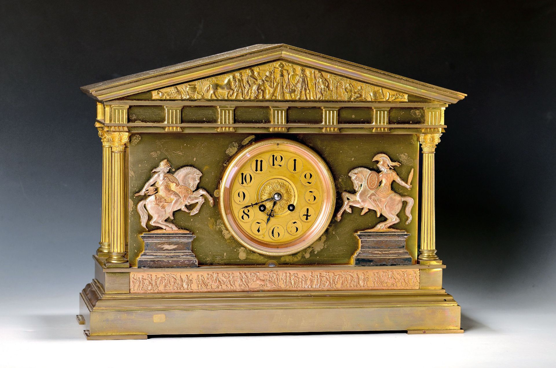 Größere Kaminuhr, Frankreich um 1920, Messing, in Form