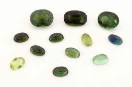 Lot 12 lose Turmaline, zus. ca. 9.49 ct, versch. Größen.