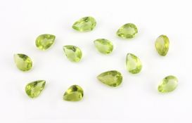 Lot 12 lose Peridots, zus. ca. 8.46 ct, facett. Tropfen in