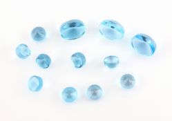 Lot 12 lose Blautopase (beh.), zus. ca. 8.23 ct, versch.