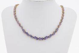 9 kt Gold Tansanit-Brillant-Collier, GG 375/000, oval- und