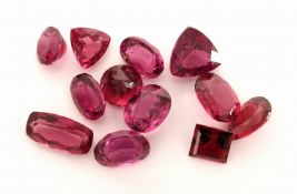 Lot 12 lose Rhodolite, zus. ca. 12.95 ct, versch.