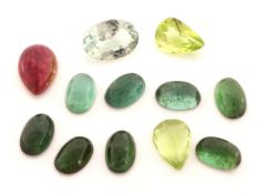 Lot 12 lose Turmaline, zus. ca. 7.06 ct, versch.
