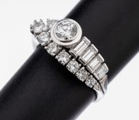 18 kt Gold Diamant-Ring, WG 750/000, asym. Aufbau,