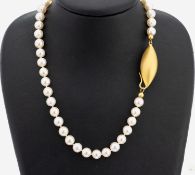 Perl-Collier mit 21.6 kt Gold Schließe, GG 900/000,