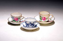 3 Mokkatassen mit Untertassen, Meissen, um 1900, 1x rote